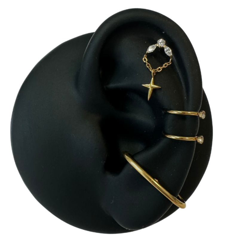 mise en situation Piercing oreille croix chaîne en titane ASTM F-136