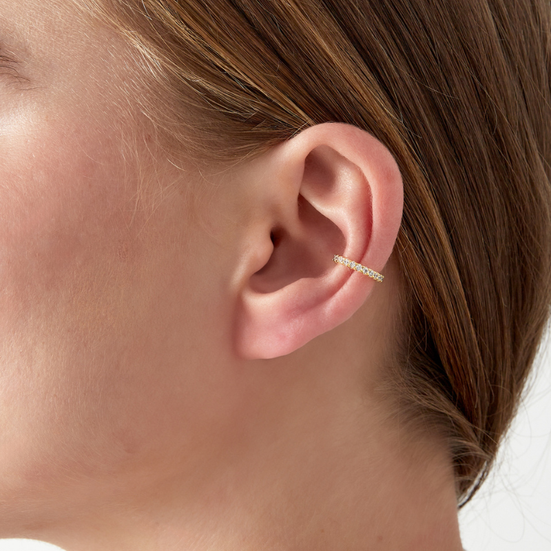 Ear cuff 9 mm à cristaux porté sur cartilage conch sans perçage