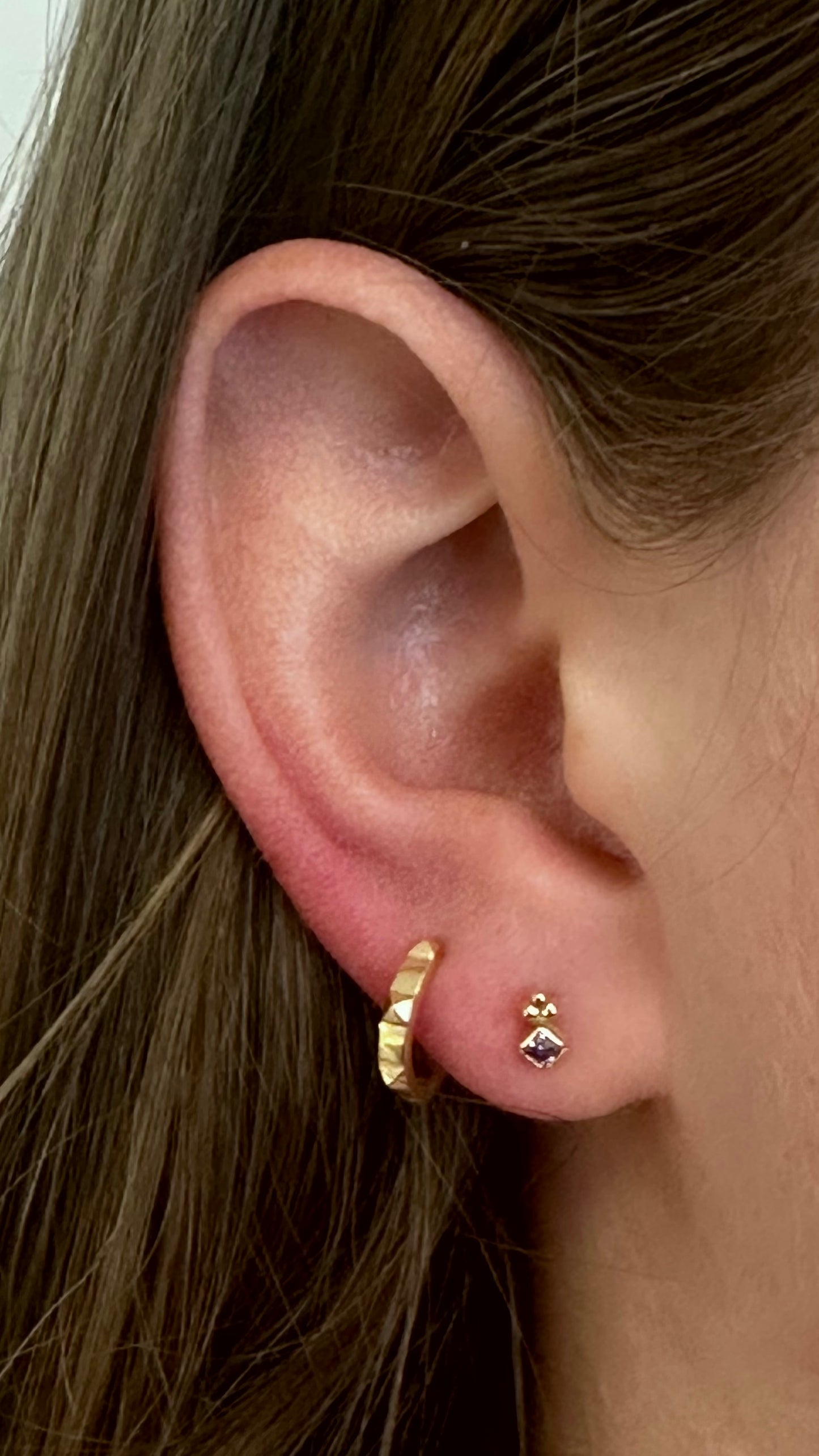 Piercing labret iris or jaune hélix, tragus , conch ...