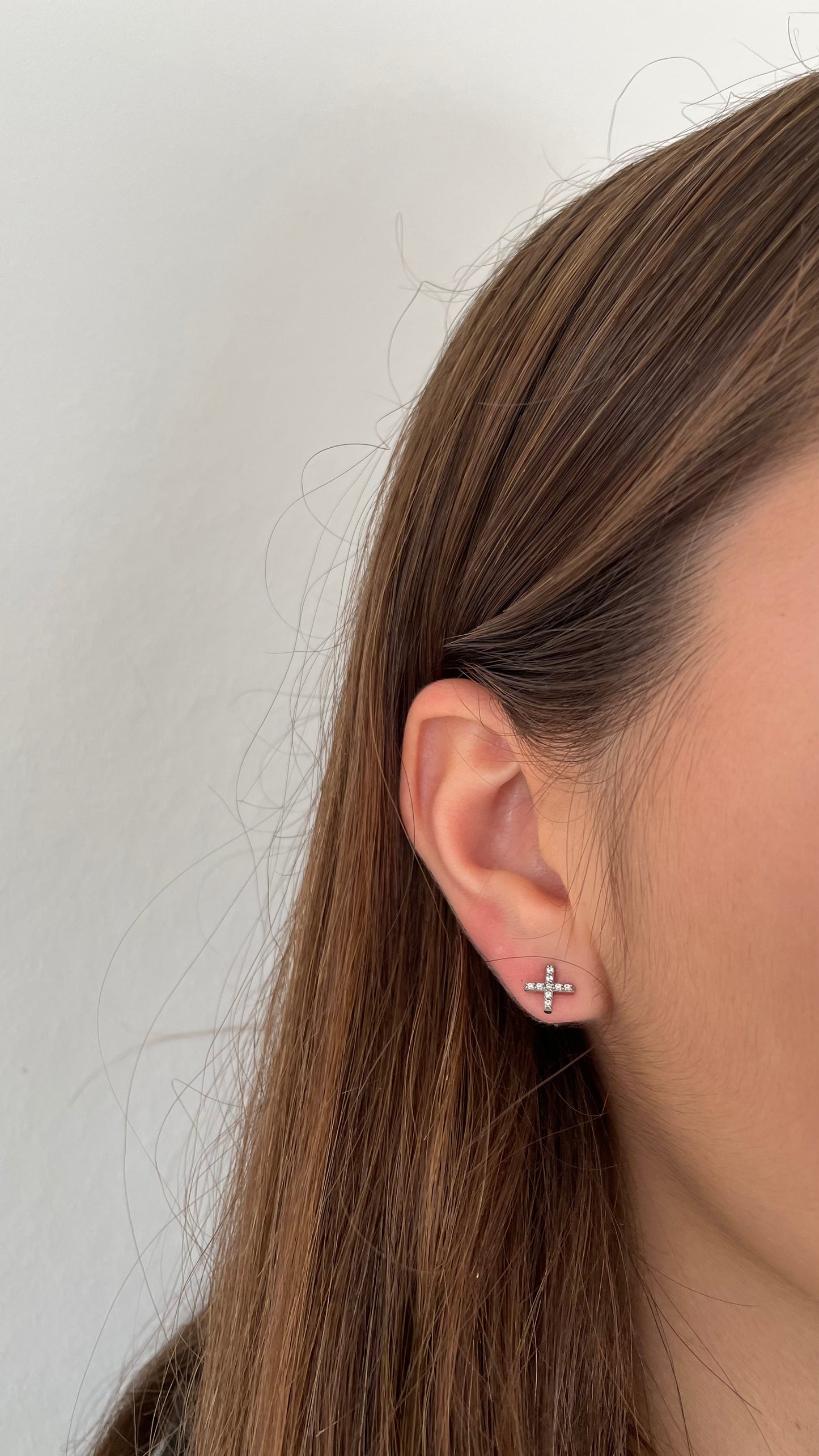 Boucle d'oreille X en acier chirurgical et strass