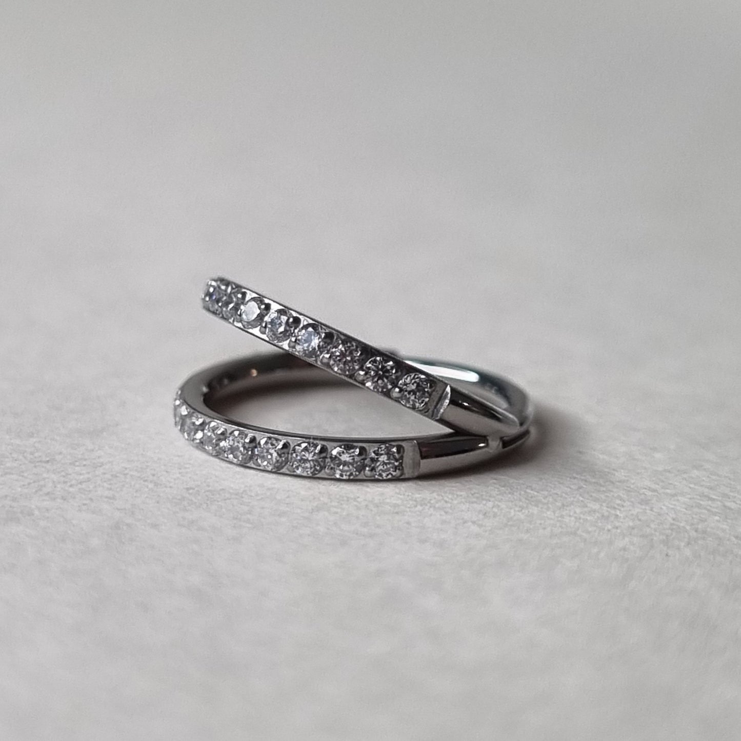 Anneau Clicker en Titane effet Double Anneaux Strassés