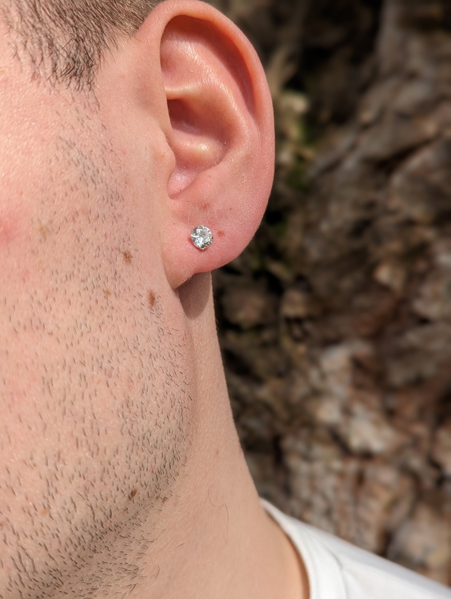 Boucle d'oreille en argent avec strass blanc