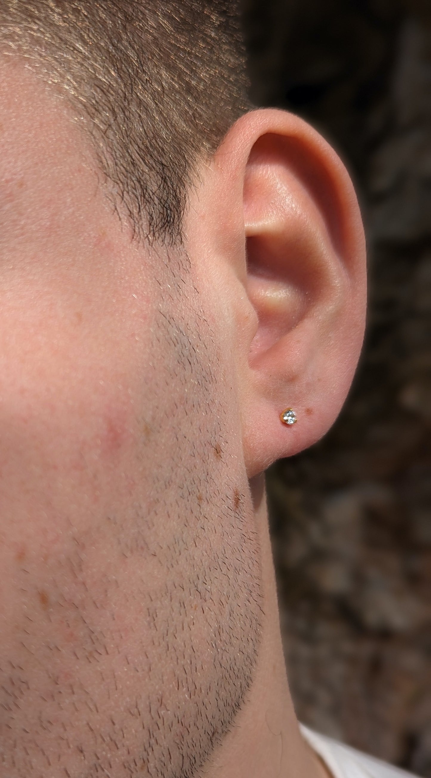 Boucle d'oreille avec zircon blanc griffé