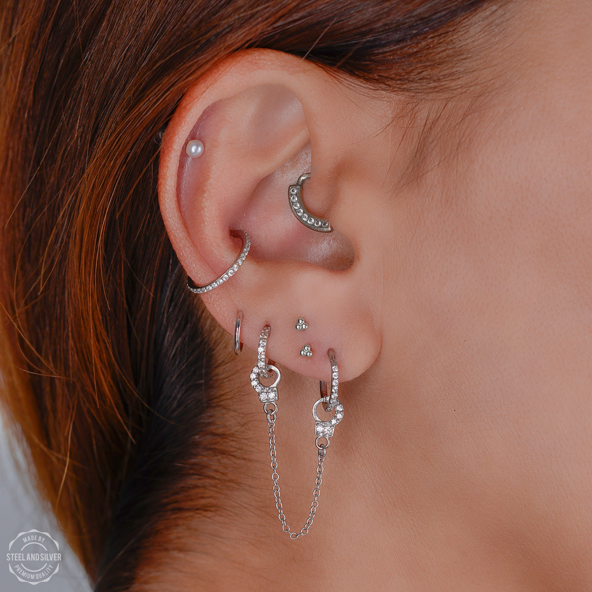 Piercing chaine oreille menotte dorée