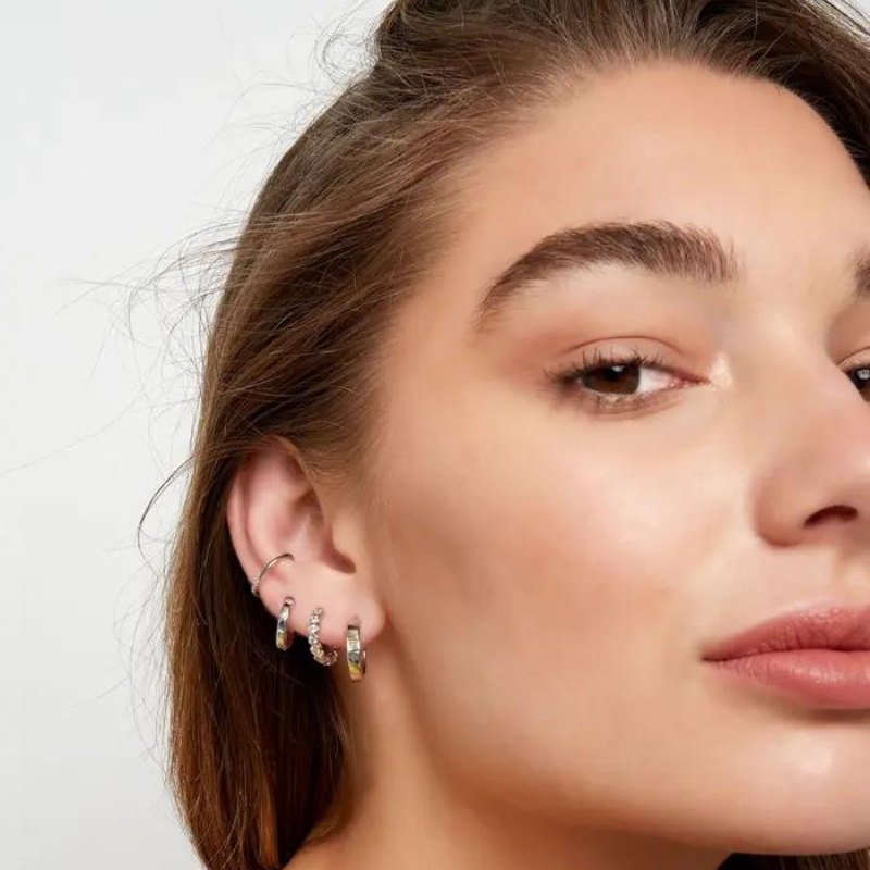 Composition piercings d'oreille Ariana