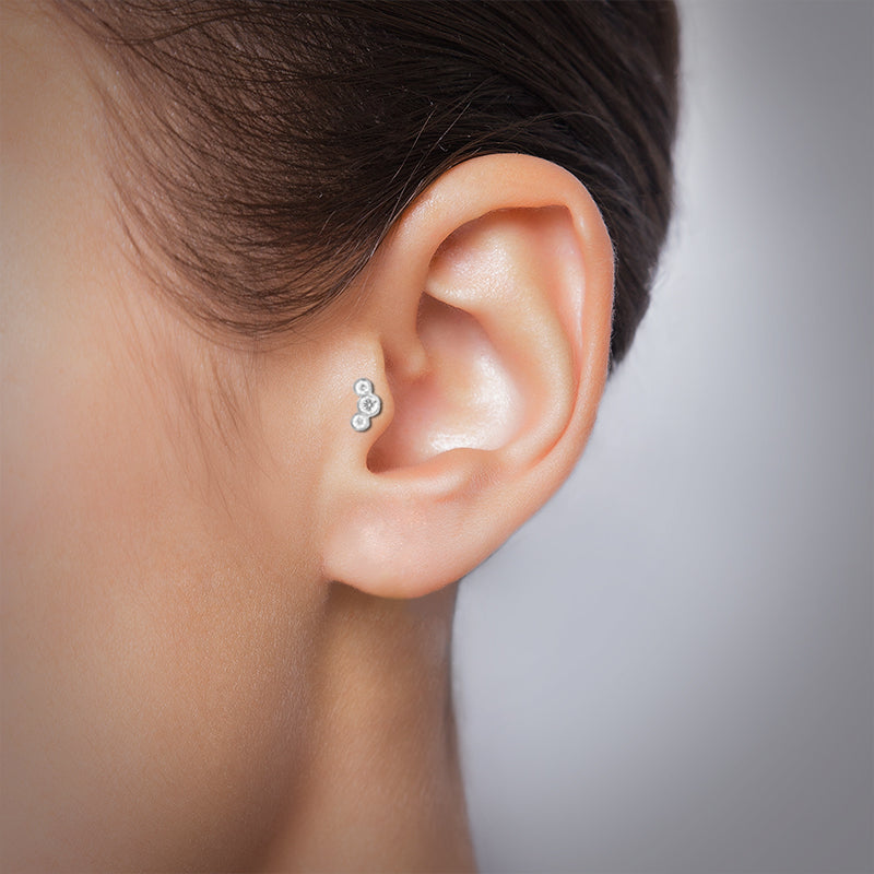 Piercing tragus et hélix en or blanc avec trois zircons