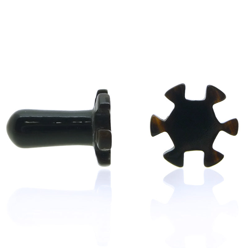 Piercing plug en corne pour le lobe d'oreille avec motif