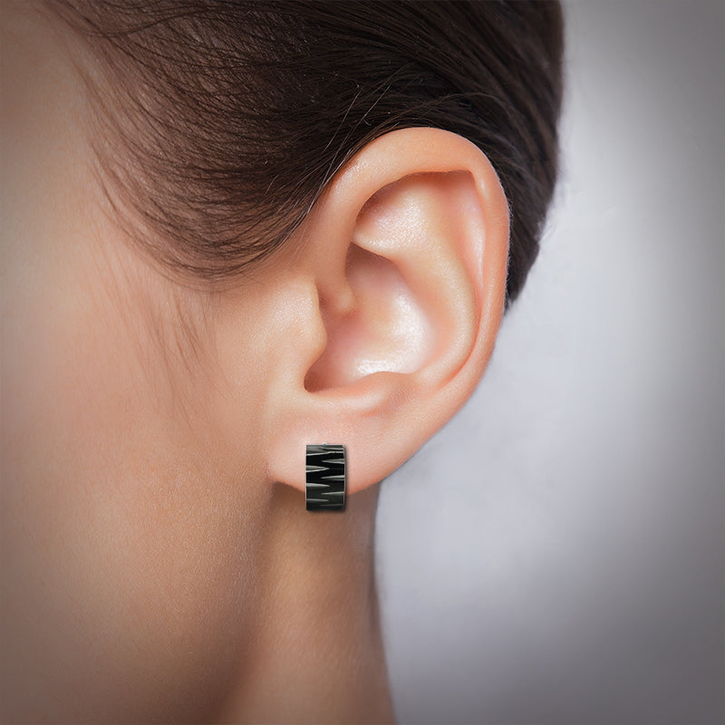 Piercing oreille : anneau noir avec gravures acier