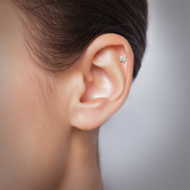 Piercing labret or jaune avec fleur zircon blanc