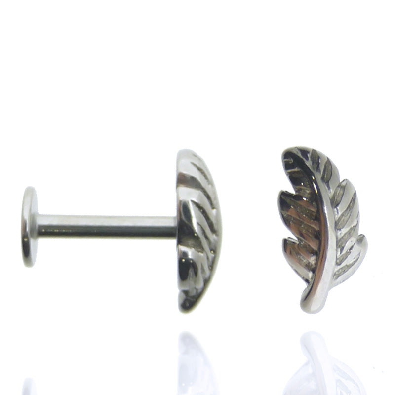 Piercing d'oreille avec plume*