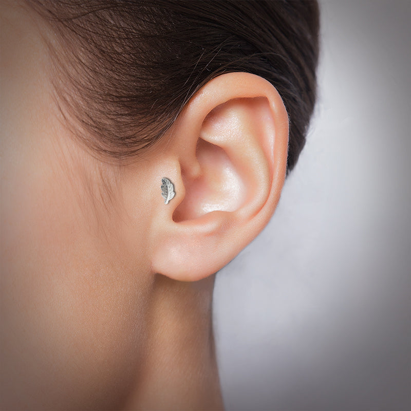 Piercing d'oreille avec plume