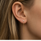 Boucle d’oreille pendante en acier doré avec chaîne portée au lobe