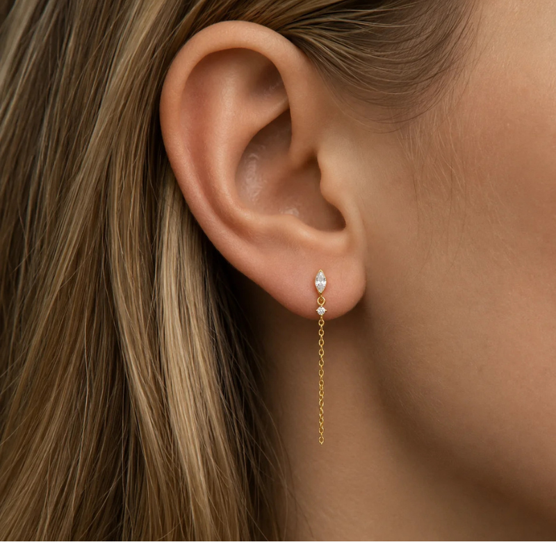 Boucle d’oreille pendante en acier doré avec chaîne portée au lobe