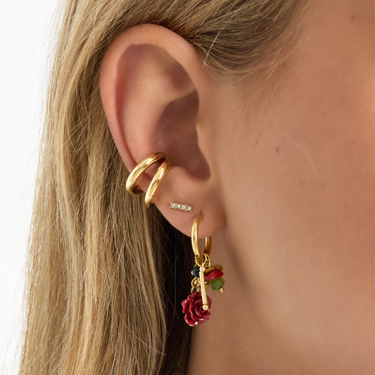 Faux piercing double anneau doré porté sur oreille sans perçage