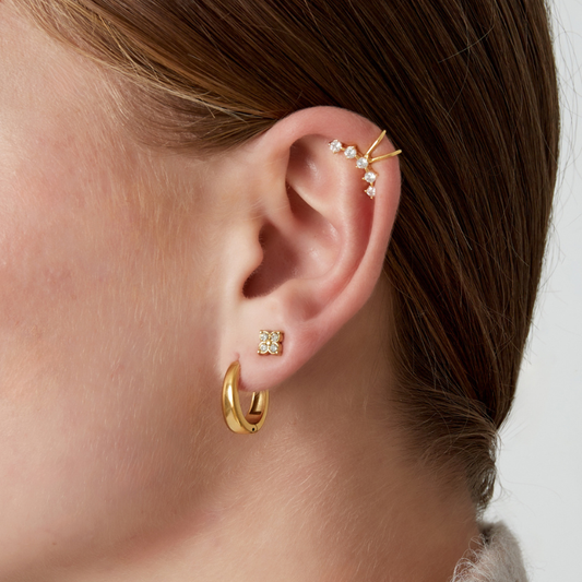 Faux piercing doré à cristaux porté sur cartilage sans perçage