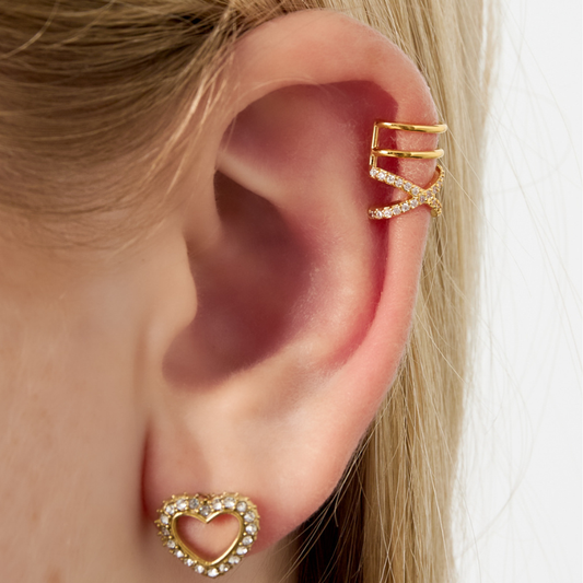 Faux piercing hélix doré porté sur cartilage supérieur sans perçage