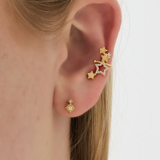 Faux piercing étoile doré porté sur cartilage hélix sans perçage