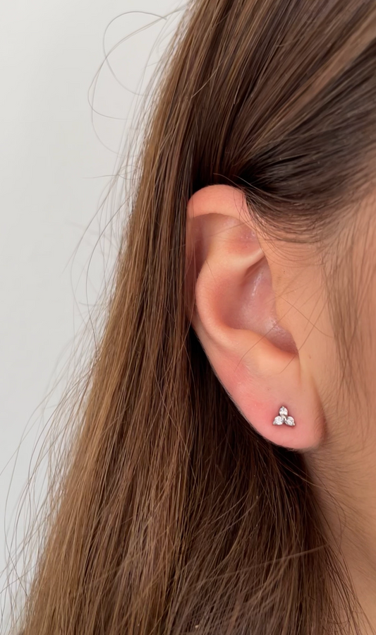 Boucle d'oreille trinity en acier chirurgical