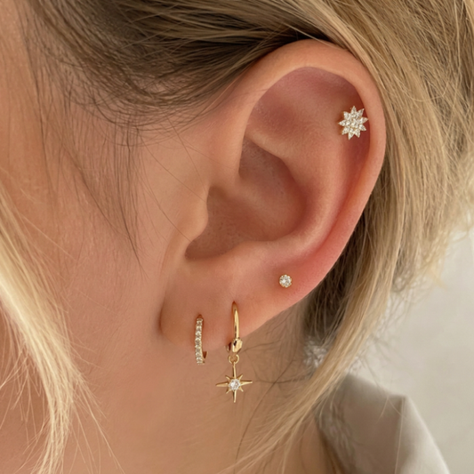 Mise en situation Piercing hélix fleur étoilée titane ASTM F-136