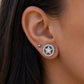 Photo portée d'un plug tunnel en acier chirurgical 316L diamètre 14 mm, largeur 6 mm, avec étoile en zircon blanc facetté et contour serti de zircons blancs, vendu à l'unité.