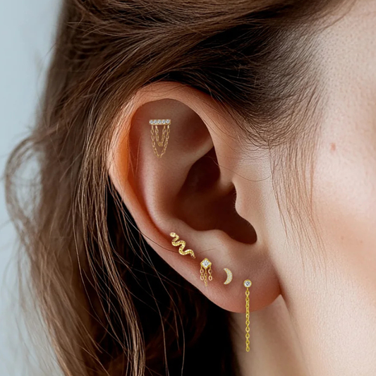 Piercing EVA doré à chaînes porté en composition d’oreille