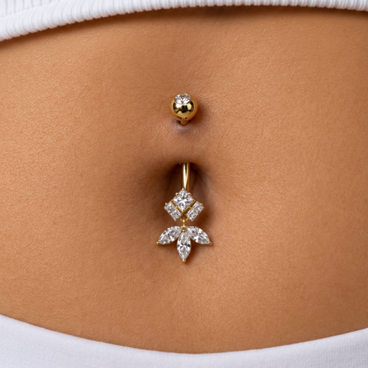 Piercing Nombril Doré Titane ASTM F136 – Pendentif Zircons Premium porté