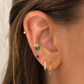 Piercing avec pierres de couleur porté sur jolie oreille