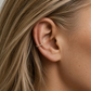 Piercing conch ÉCLAT titane G23 zircons doré porté sur oreille