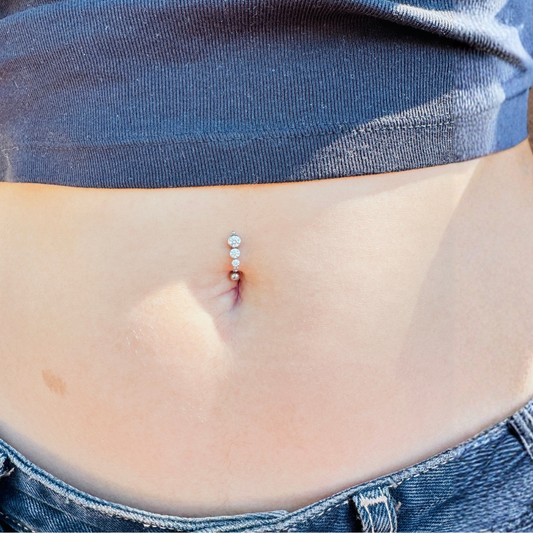 Piercing de nombril inversé en titane 3 zircons porté au nombril