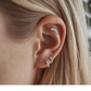 Piercing flat ÉLÉA titane G23 zircons porté à l'oreille