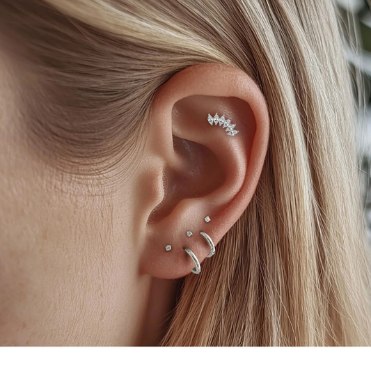 Piercing flat ÉLÉA titane G23 zircons porté à l'oreille