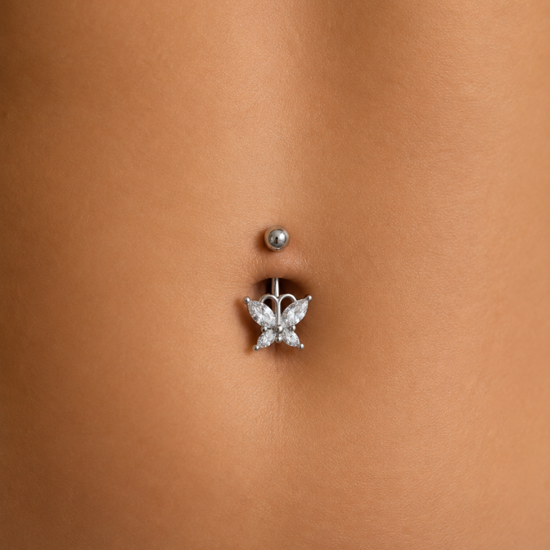 Photo portée d'un piercing nombril papillon en acier chirurgical 316L serti de zircons blancs taille navette, bijou féminin brillant vendu à l'unité.
