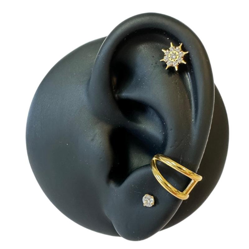 Mise en situation Piercing oreille titane ASTM F-136 soleil pavé brillants