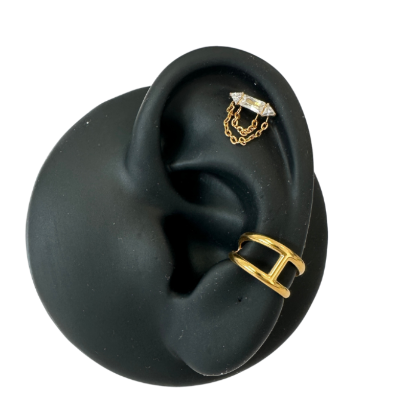 mise en situation Piercing oreille pierres brillantes et chaînes en titane ASTM F-136