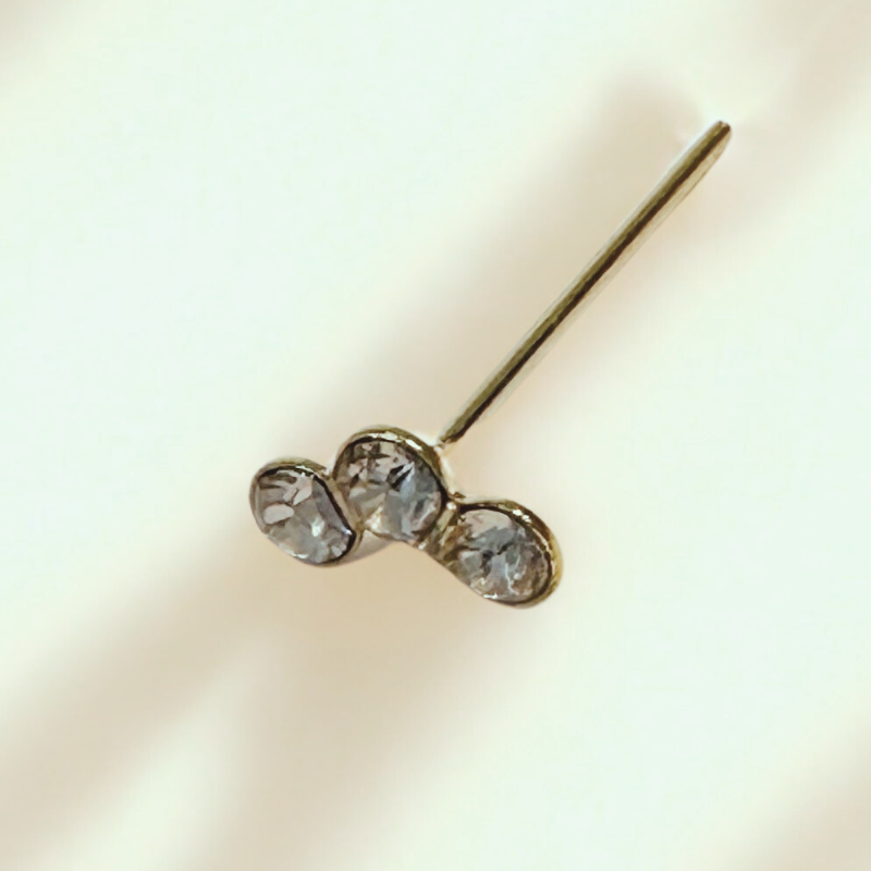 Piercing nez argent en croissant trois mini zircons