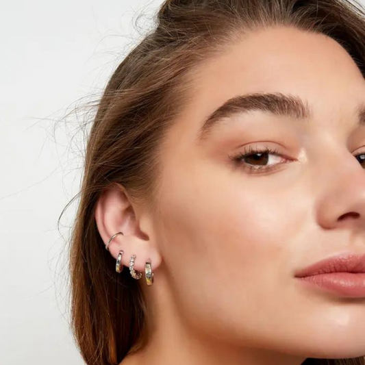 Composition piercings d'oreille Ariana