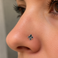 Piercing de nez fleur de lys argenté et noir porté sur la narine