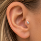 Petit piercing tragus doré avec pierre marquise porté sur une oreille