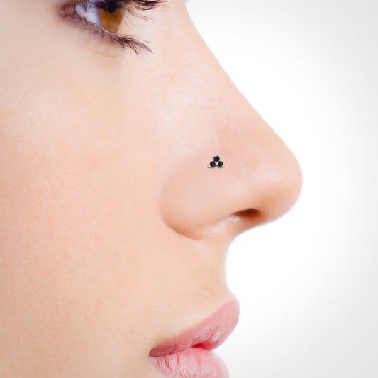 Piercing nez en or blanc avec trois zircons noirs